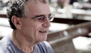 Gylmar Chaves estreia documentário em formato de espetáculo