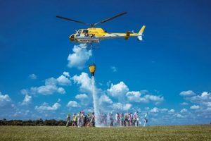 Skol testa helicóptero que faz chover em aglomerações no Carnaval e vai dar cerveja pra quem ficar em casa