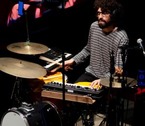 Thiago Almeida faz show virtual nesta quinta-feira (25)