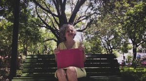 Minidocumentário conta a história de bordadeira cearense