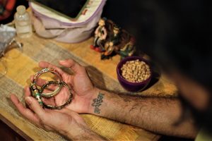 Integrante do grupo  Dona Zefinha homenageia mãe em espetáculo solo