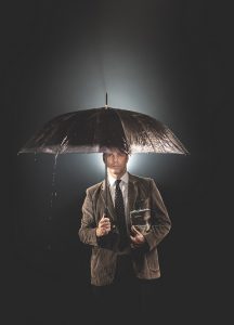 Hamlet: 16 x 8  estreia temporada híbrida no  Teatro Sérgio Cardoso