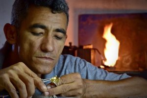 Designer de joias cearense do Sertão Central, Antônio Rabelo estreia episódio da série “Nós no Batente” deste sábado