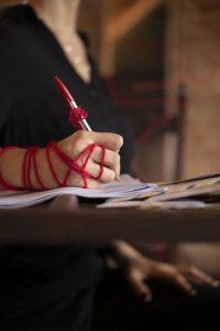 Instituto Avon promove espetáculo que aborda relacionamento amoroso entre mulher livre e homem em cárcere