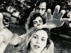 [sp] Sucessos de Cazuza, Art Popular e Chico Buarque embalam peça em cartaz no Teatro Vivo