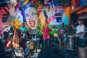 No clima dos becos e vielas da Vila Madalena, bares usam grafite para decorar seus ambientes