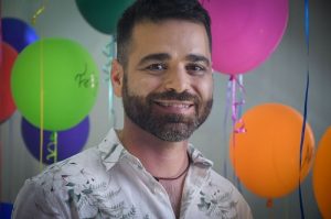 André Loyola explora a brasilidade, com nuances latinas e  astral carnavalesco em seu novo EP