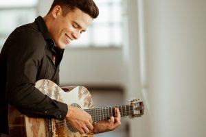 Marcos Lessa canta Belchior no Teatro RioMar Fortaleza