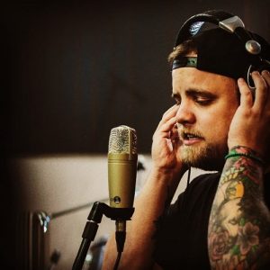 Adriano K. lança versão acústica do sucesso “Dona do Meu Coração”