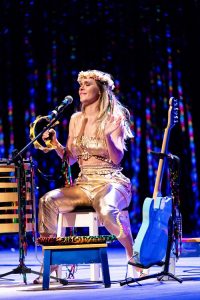 Carolina Dieckmann volta aos palcos com “Karolkê” no Teatro Fashion Mall no Rio de Janeiro