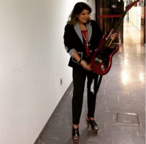 Roberta Miranda oferece recompensa para quem encontrar guitarra