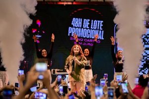 Mari Fernandez arrasta multidão de fãs para o North Shopping Jóquei em Fortaleza