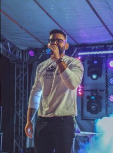 Cantor Junyor Bezerra conta sobre a sua trajetória no meio musical cearense