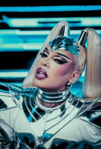 Gloria Groove presta homenagem à “Rainha dos Baixinhos” no clipe de “Modo Xuxa”