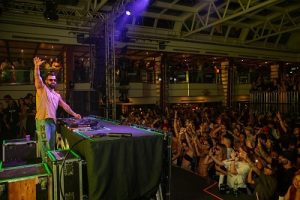 Dennis se apresenta em alto mar para público de mais de 4 mil pessoas