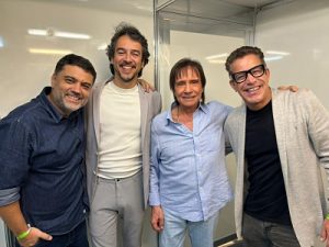 Roberto Carlos assina contrato com a Musickeria