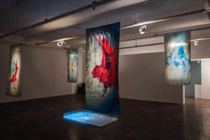 Artista Ana Mundim explora o conceito de “ecologia fotográfica e videográfica” em visita guiada no Museu da Cultura Cearense