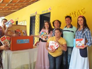 Comunidades de Fortaleza recebem livros do projeto Baú de Leitura