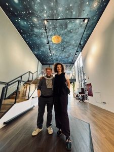 Vanessa da Mata visitou a Lacerdine Galeria de Arte