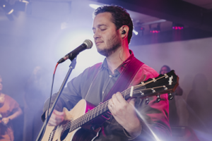 Lucas Brondi celebra a bondade de Deus no single “O Senhor é Bom”