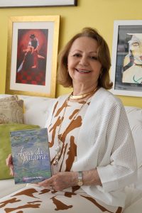 Lourdinha Leite Barbosa lança seu primeiro livro de poemas no Ideal Clube