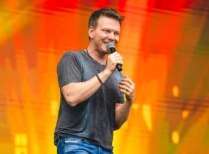 Michel Teló lança versão de música de Cazuza nas rádios do Brasil