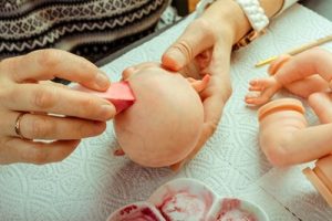 Arte reborn: como é o processo de criação por trás das bonecas realistas