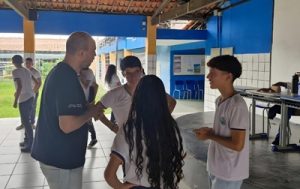 Projeto leva formação circense a escolas públicas da Grande Fortaleza