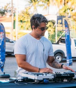 Raphael Alencar, da agência @djsdefortaleza, comanda a trilha sonora da inauguração da Skyler no RioMar Fortaleza