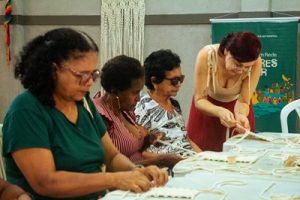 Projeto Artesanias em Rede realiza oficina de pigmentação natural e estamparia em tecido em Fortaleza
