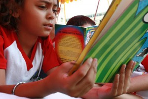 FEIRA DO LIVRO INFANTIL MOVIMENTA A PRAÇA DO FERREIRA
