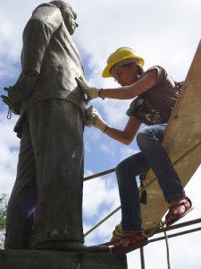 ALUNOS DA ESCOLA DE ARTES E OFÍCIOS REALIZAM MANUTENÇÃO PREVENTIVA DE ESCULTURA NA PRAÇA DO LICEU