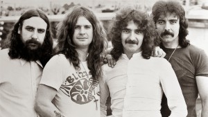 Heavy metal ao som de Black Sabbath no BNB Clube