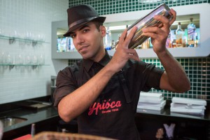 Ypióca monta bar em festa de lançamento da Revista Fígaro