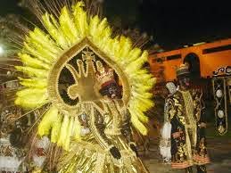 Dia de Maracatu leva cortejo à feirinha da Beira Mar