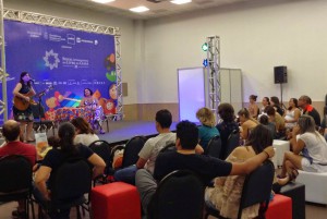 Mundo infantil em palavras e cantigas é apresentado pela cantora e escritora Bia Bedran
