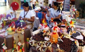 Mostra de artesanato é realizada no Shopping Parangaba