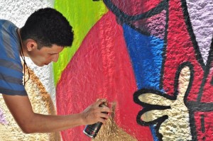 Pintura de  painel encerra oficina de grafite com adolescentes na Comunidade das Quadras