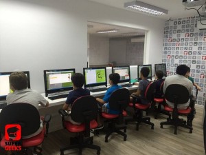 Escola SuperGeeks oferece oficinas gratuitas de criação de games, minecraft e robótica para crianças no Shopping Iguatemi