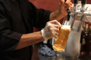 Conheça os mitos e verdades sobre a bebida mais antiga do mundo