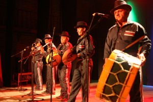 Banda Cabaçal Santo Antônio e Tambor de Crioula Filhos do Sol se apresentam no Teatro das Marias