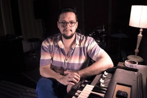 Inspirado por momento político, Almir Chiaratti aposta no experimentalismo em novo single