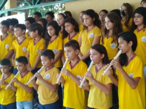 Alunos do Projeto Um Toque de Vida se apresentam em programação de Natal