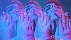 Zerzil estreia clipe com elenco convidado via aplicativos de paquera