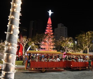Árvores do Natal de Luz na cor vermelha – Dia Mundial de Luta Contra a AIDS