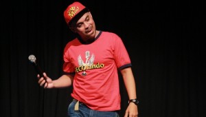 Sesc Iracema recebe André Teixeira, do Parafernalha, em show de stand-up