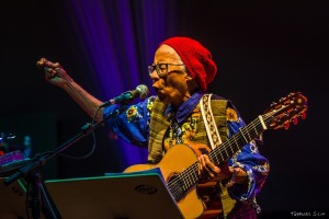 Cátia de França apresenta o cultuado “20 Palavras ao Redor do Sol” em São Paulo
