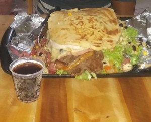 Lanchonete em Fortaleza lança desafio  para quem comer sanduíche de 2,5kg
