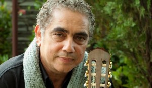 Paulinho Pedra Azul celebra 40 anos de trajetória musical no Theatro José de Alencar