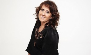 Cantora católica Suely Façanha faz pocket show no Shopping Parangaba